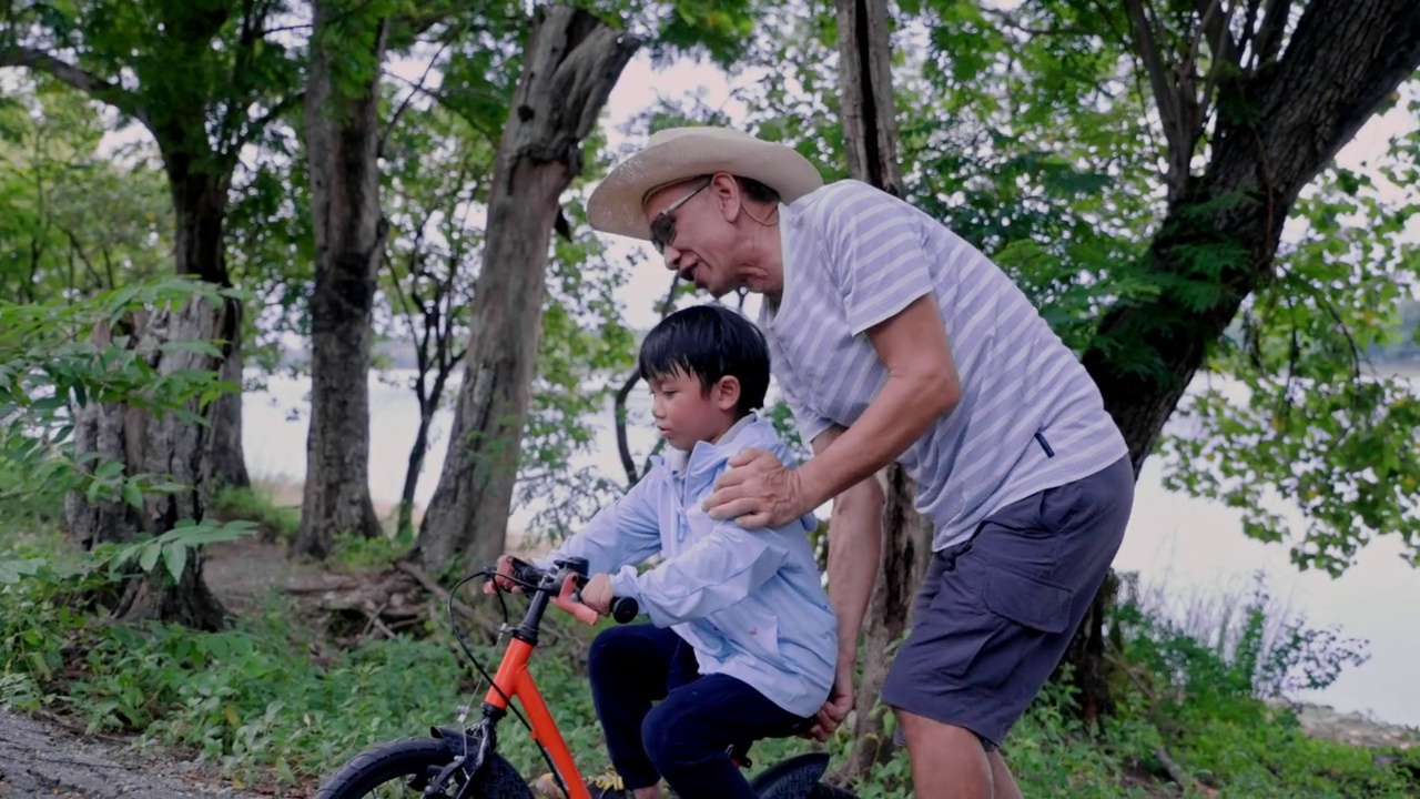 父亲帮儿子骑自行车。过你想要的生活。视频素材