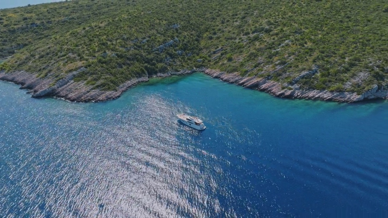 空中游艇停泊在亚得里亚海美丽的海岸线上视频素材