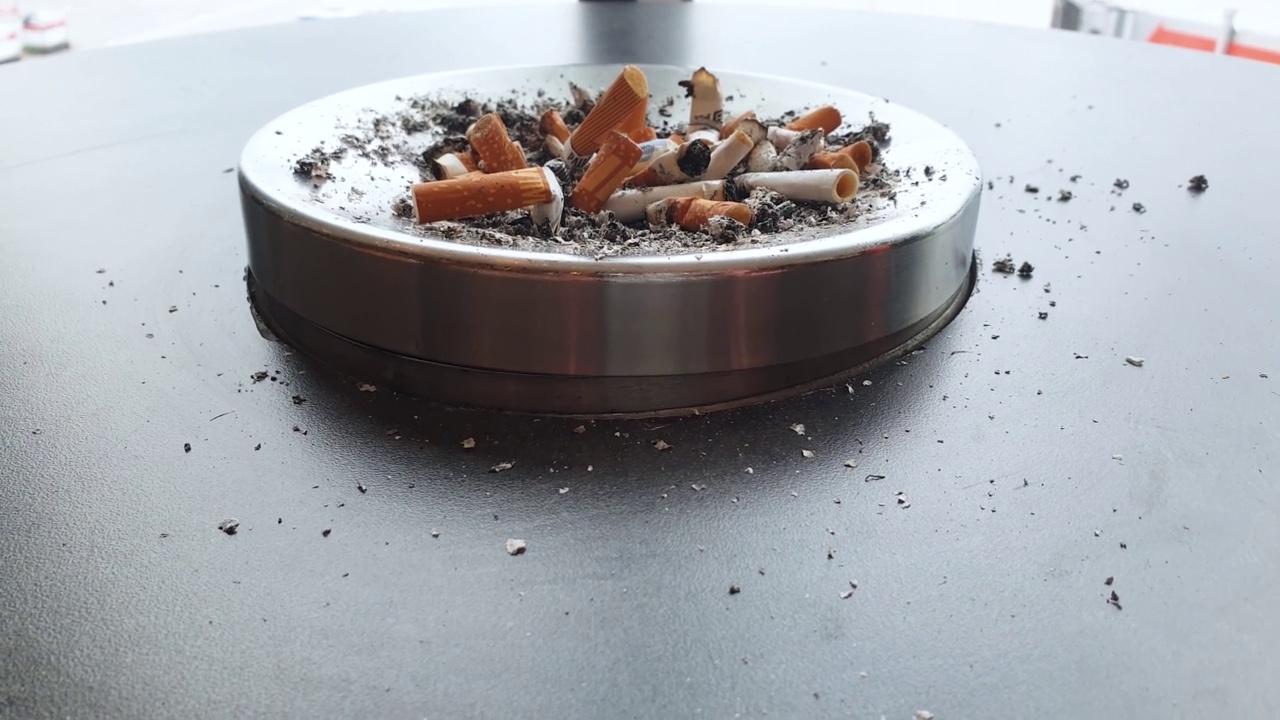 烟灰缸。烟灰缸里装满了香烟视频素材