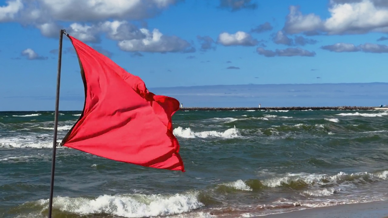 红旗:禁止游泳，因为狂风和溺水的危险视频素材
