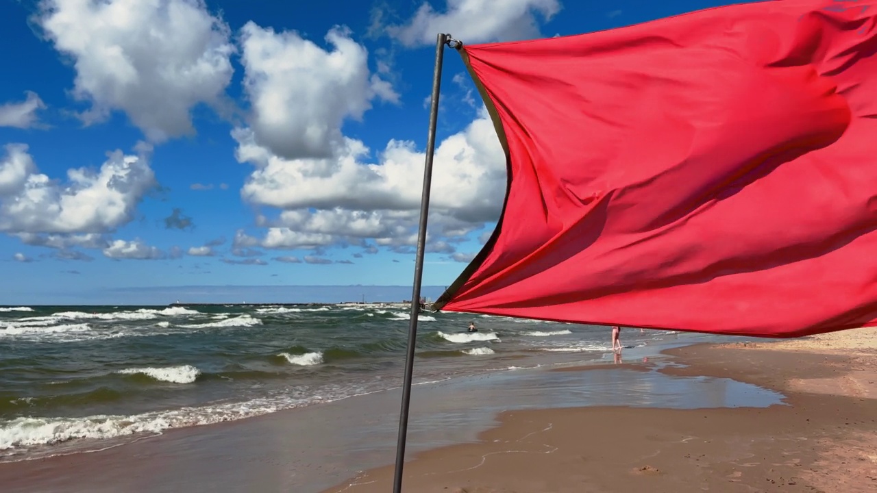 危险:禁止游泳，因为红旗已经升起视频素材