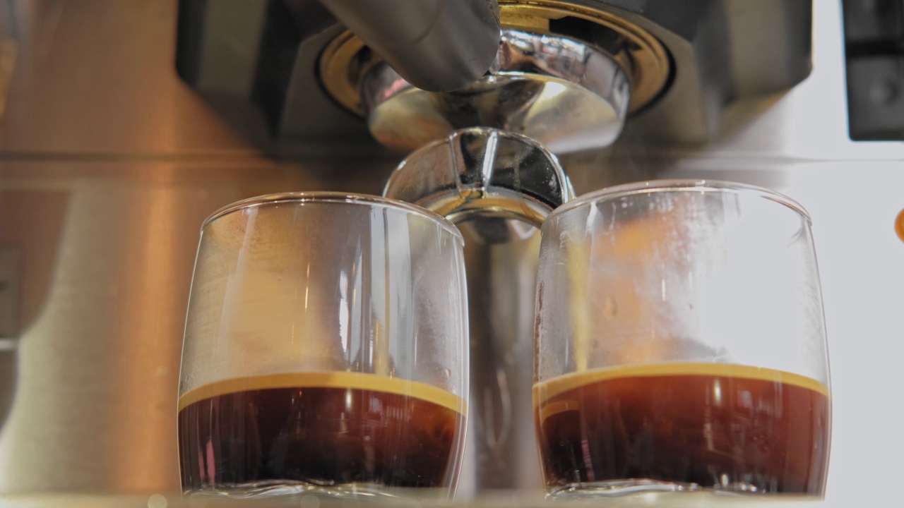 近镜头的咖啡机准备两种浓缩咖啡，低角度视角视频素材