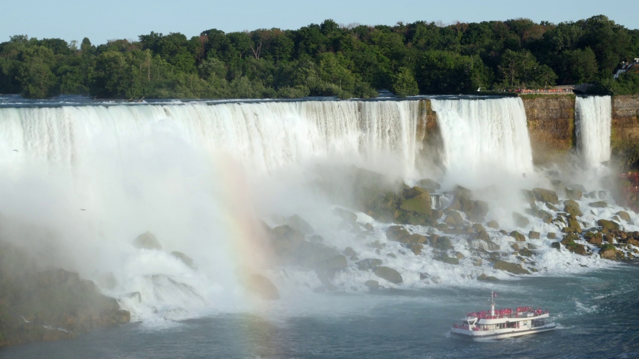 在美国和加拿大的边境上，游船经过美国瀑布，这是被称为尼亚加拉大瀑布的三个瀑布之一视频下载