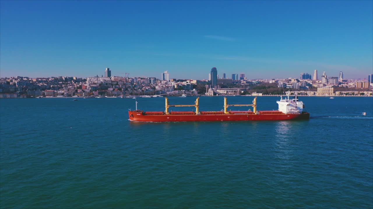 货船穿越博斯普鲁斯海峡视频伊斯坦布尔/ 4K库存视频土耳其-中东，伊斯坦布尔省，货物运输，集装箱船，船舶库存视频
货物集装箱，博斯普鲁斯海峡，商业码头，港口，日出-黎明视频下载