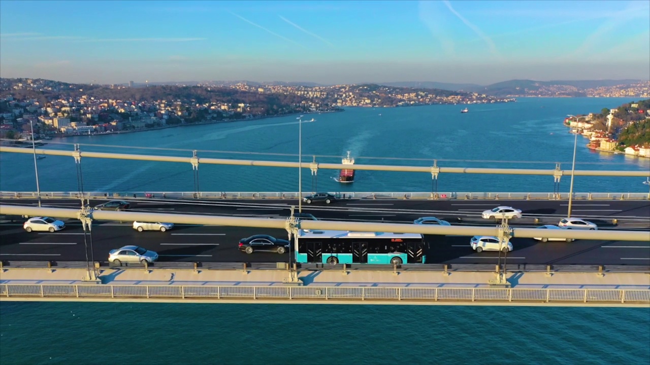 船通过伊斯坦布尔博斯普鲁斯大桥股票视频。吊桥，无人机，无人机视点，鸟瞰图，交通视频下载