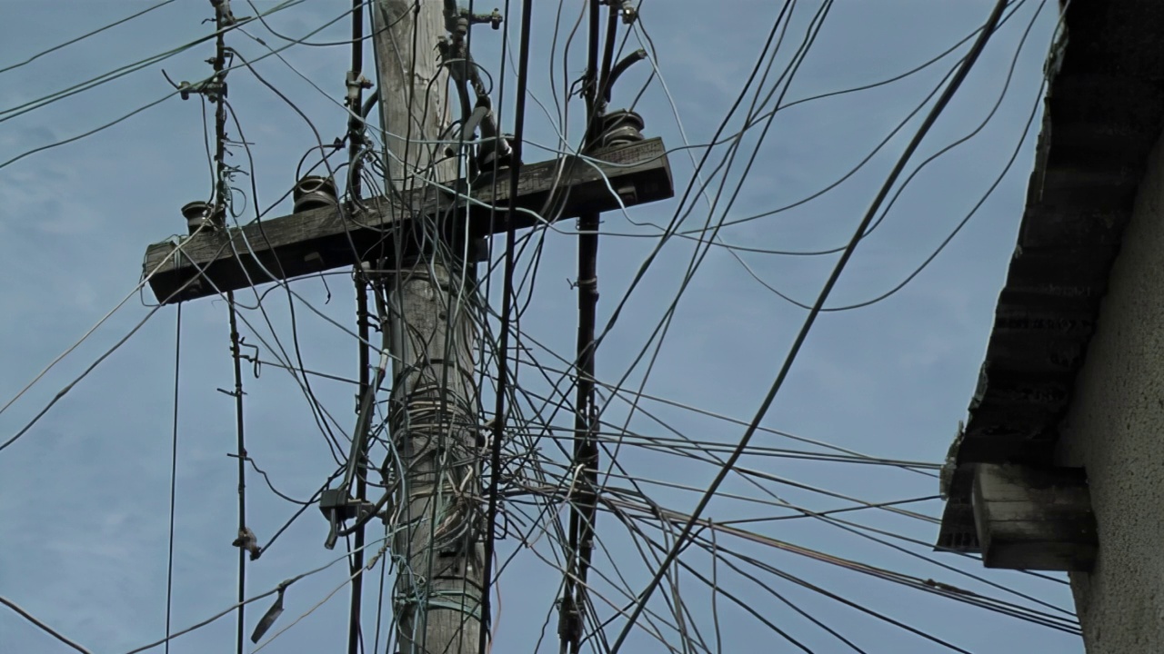 阿根廷布宜诺斯艾利斯的棚户区，电线杆上杂乱的电线和通信线路。视频素材