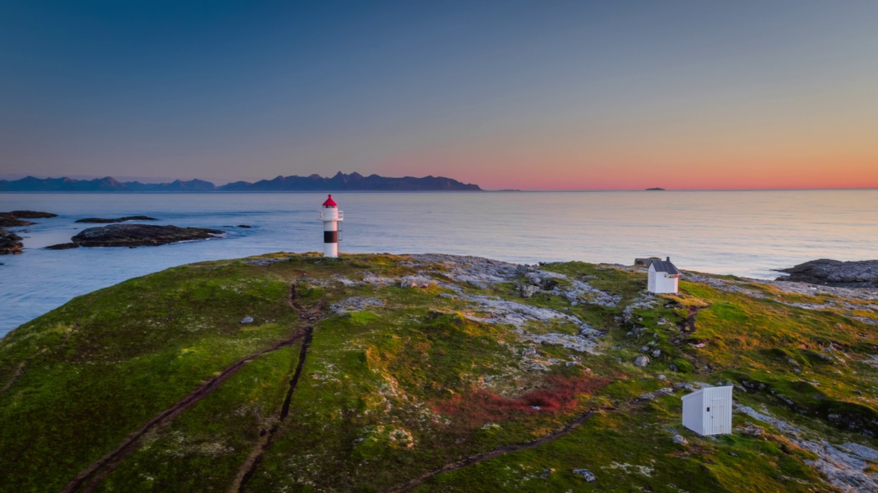 挪威北部海岸线上的灯塔-航拍视频素材