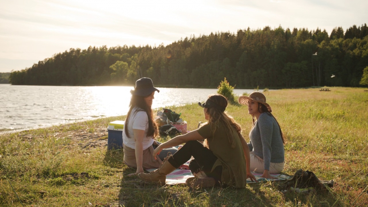 三个年轻女子在河边野餐视频下载