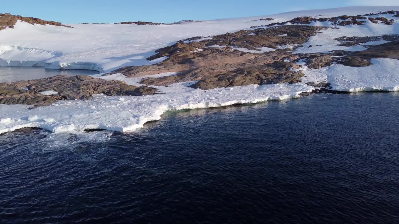 冰冻的南极。沙漠白色的土地冰雪无人驾驶飞机拍摄。视频下载