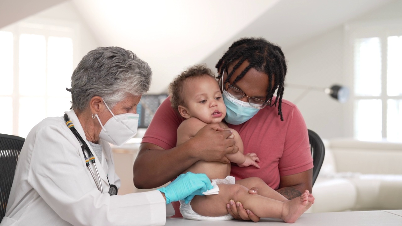 婴儿接种疫苗视频素材