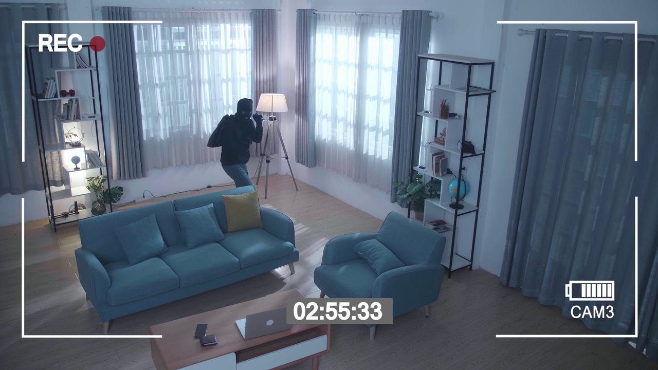 监视器的屏幕记录了一个小偷拿着手电筒在房子里走视频下载