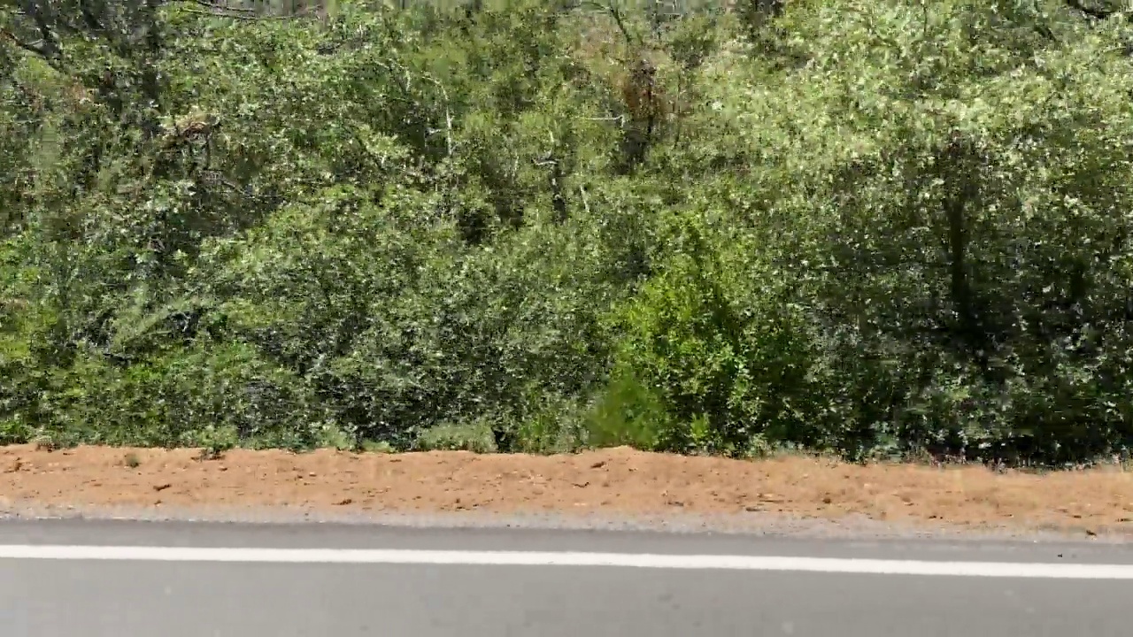 山地地形公路山坡下坡移动车道弯道蜿蜒视频树山区农村空街高速公路视频素材