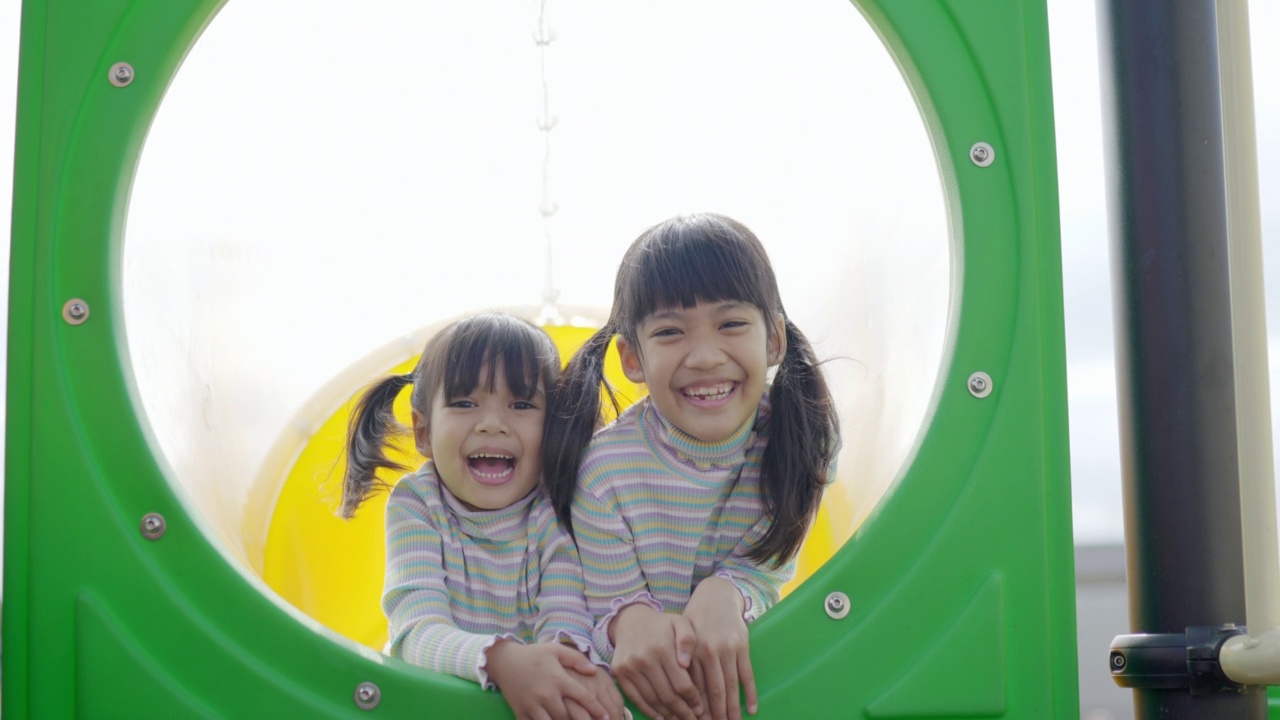 迷人的两个可爱的女孩在一起玩得很开心视频素材