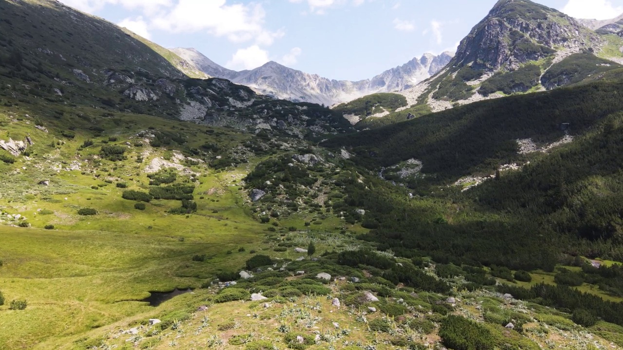 保加利亚亚洛瓦尼卡峰附近的皮林山鸟瞰图视频下载