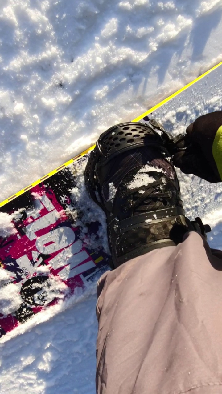 男子滑雪板绑定近距离视频素材