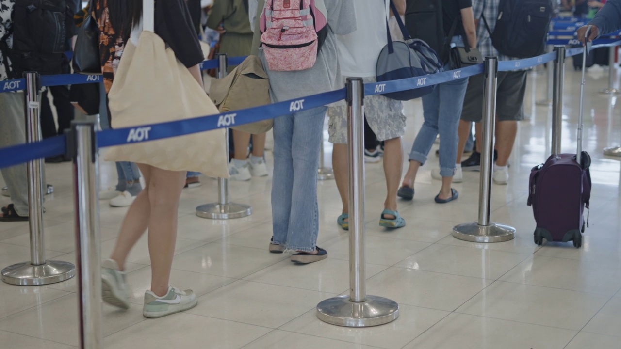 机场排队接受安检的人群视频素材
