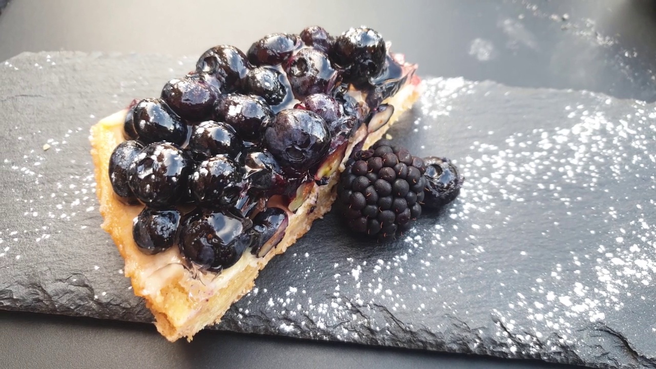 配上自制的美味蓝莓、黑莓和葡萄派视频素材
