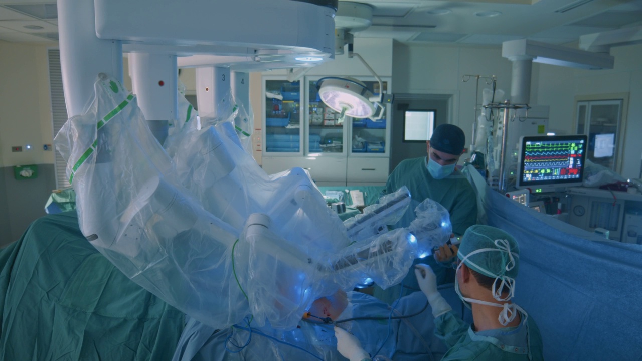 手术室护士在使用医疗机器人进行腹腔镜手术时协助外科医生视频下载