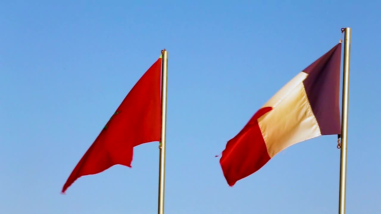 摩洛哥和法国的国旗在飘扬视频素材