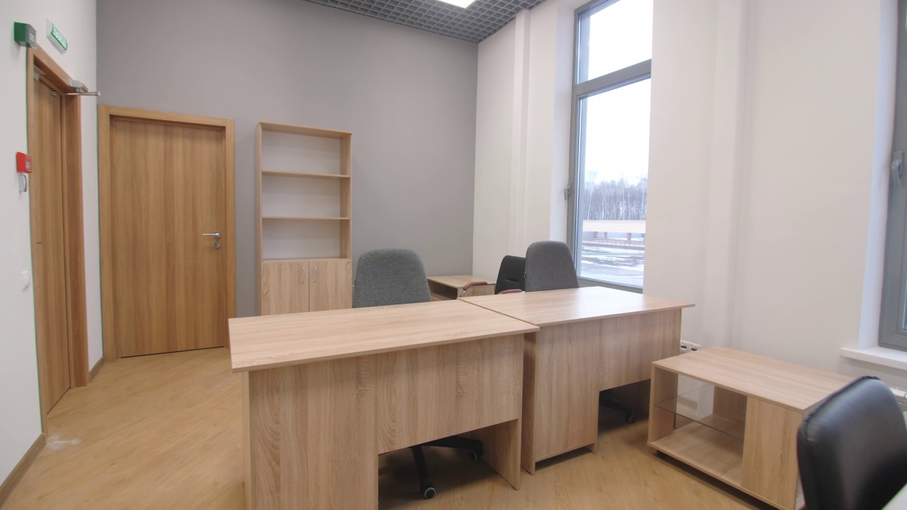 新的简单的木制家具在空办公室与窗户视频下载