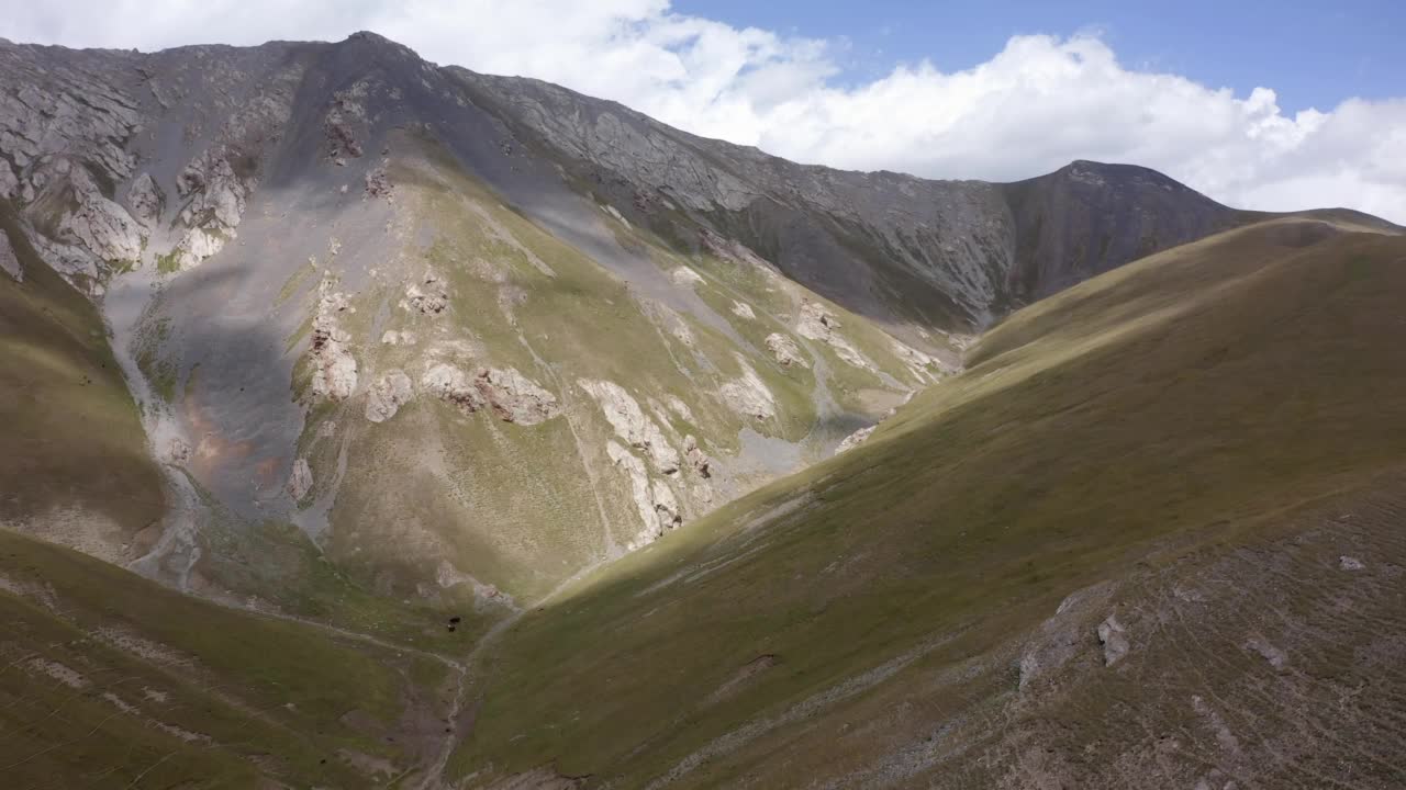 吉尔吉斯斯坦美丽的自然风光。帕米尔山脉的多石山峰。视频下载