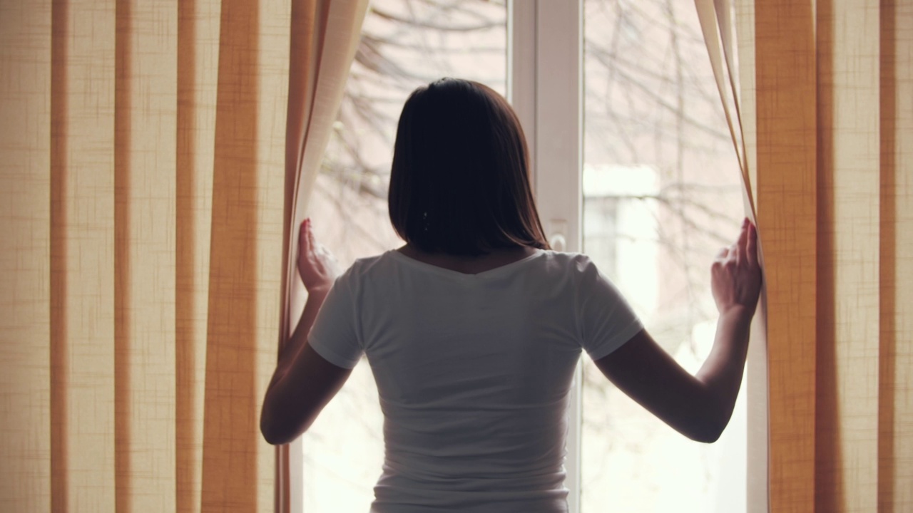 慢动作4k视频悲伤的女人与皮肤问题看在窗口。视频下载