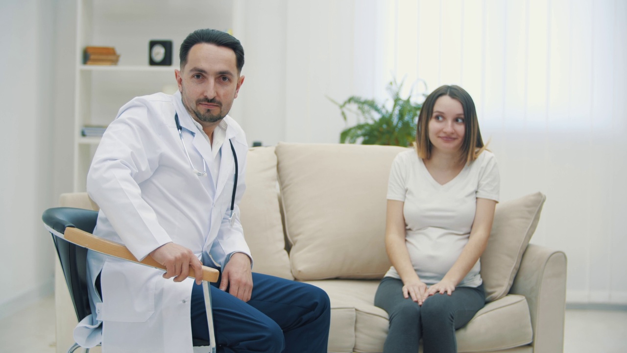 孕妇与医生交谈的4k慢镜头视频。视频下载
