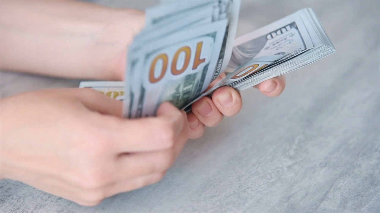 妇女用手数美元钞票。视频下载