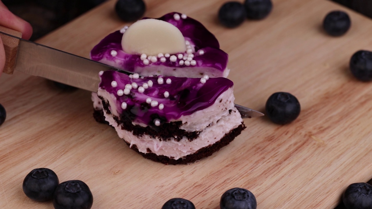 蓝莓口味的奶油蛋糕视频素材