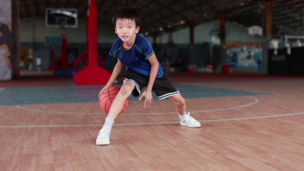 孩子在打篮球视频下载