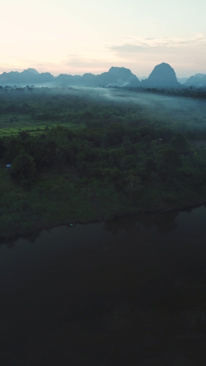 垂直视频无人机日出拍摄Mahaxay, KHammouane，老挝视频素材