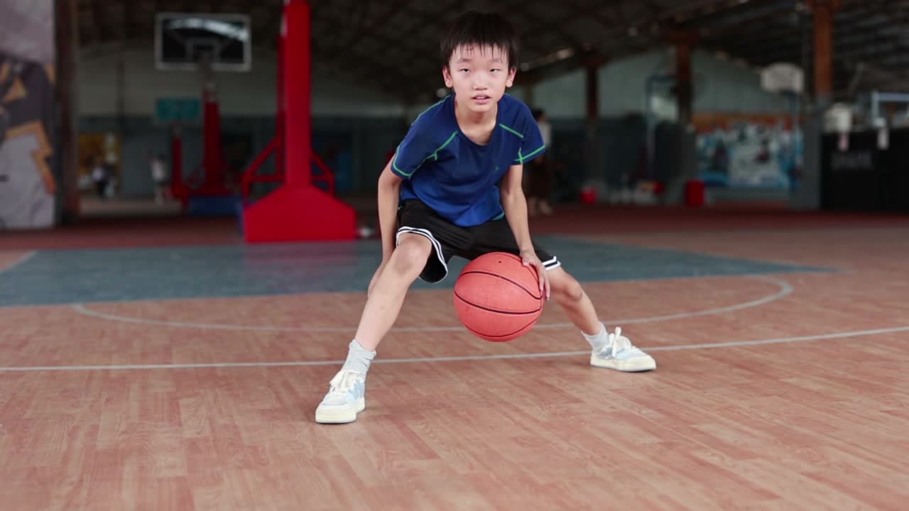 孩子在打篮球视频下载