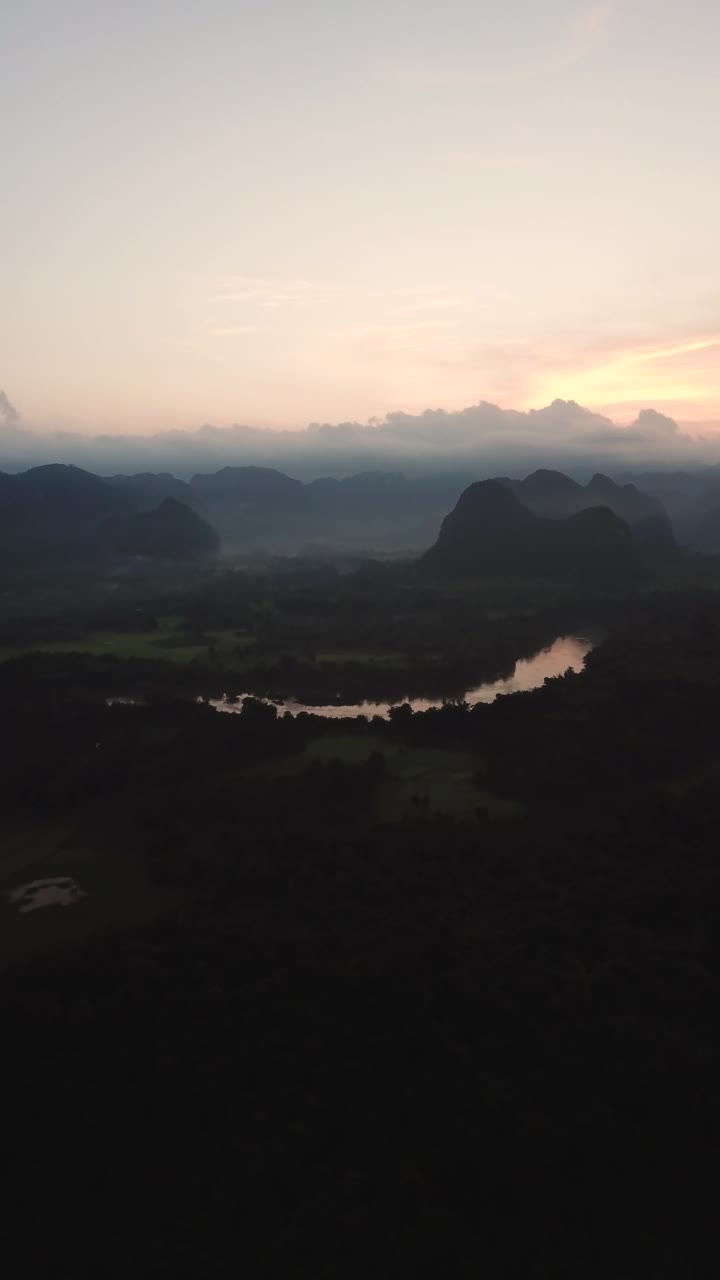 无人机拍摄的日出和河流垂直视频视频素材