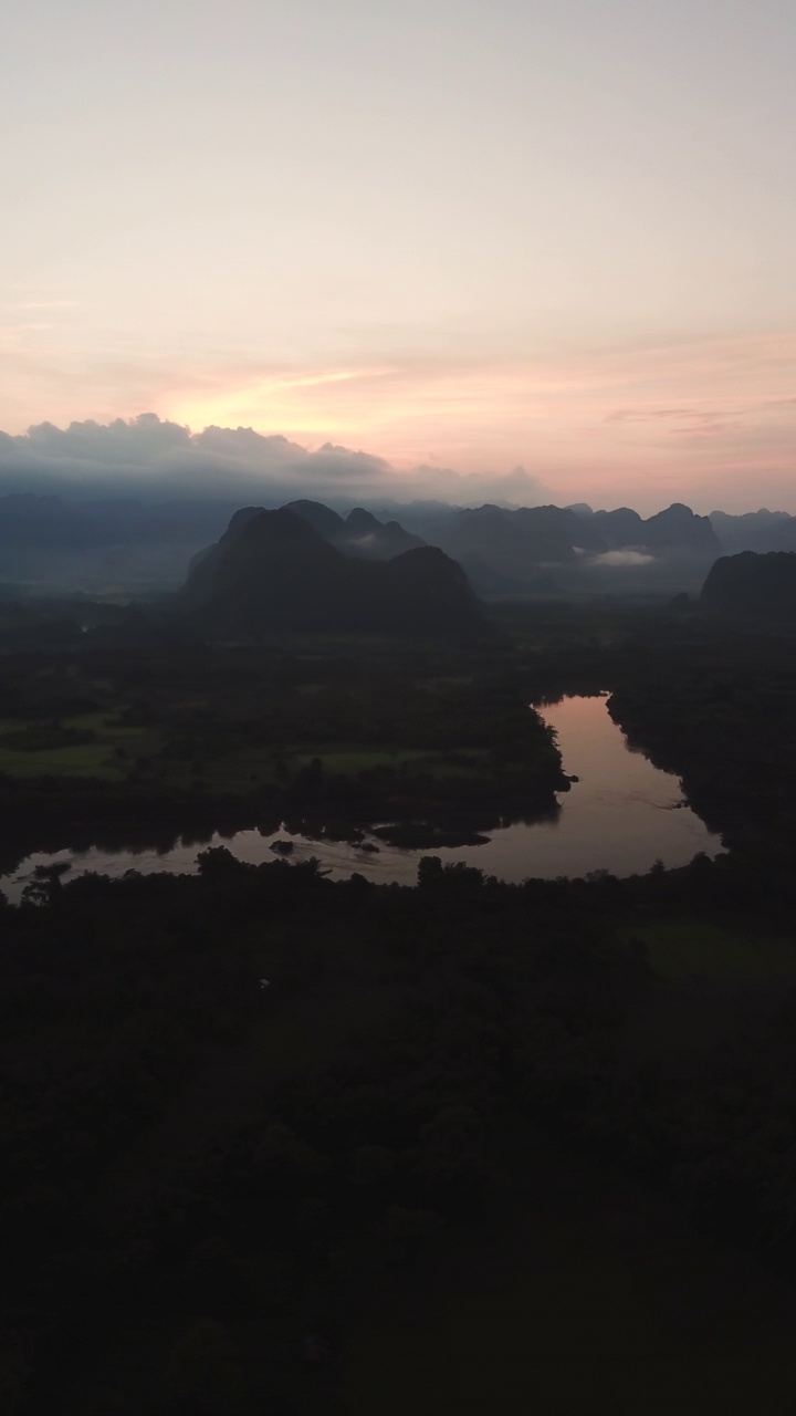 垂直视频无人机日出老挝Xe Bang Fai河。视频素材