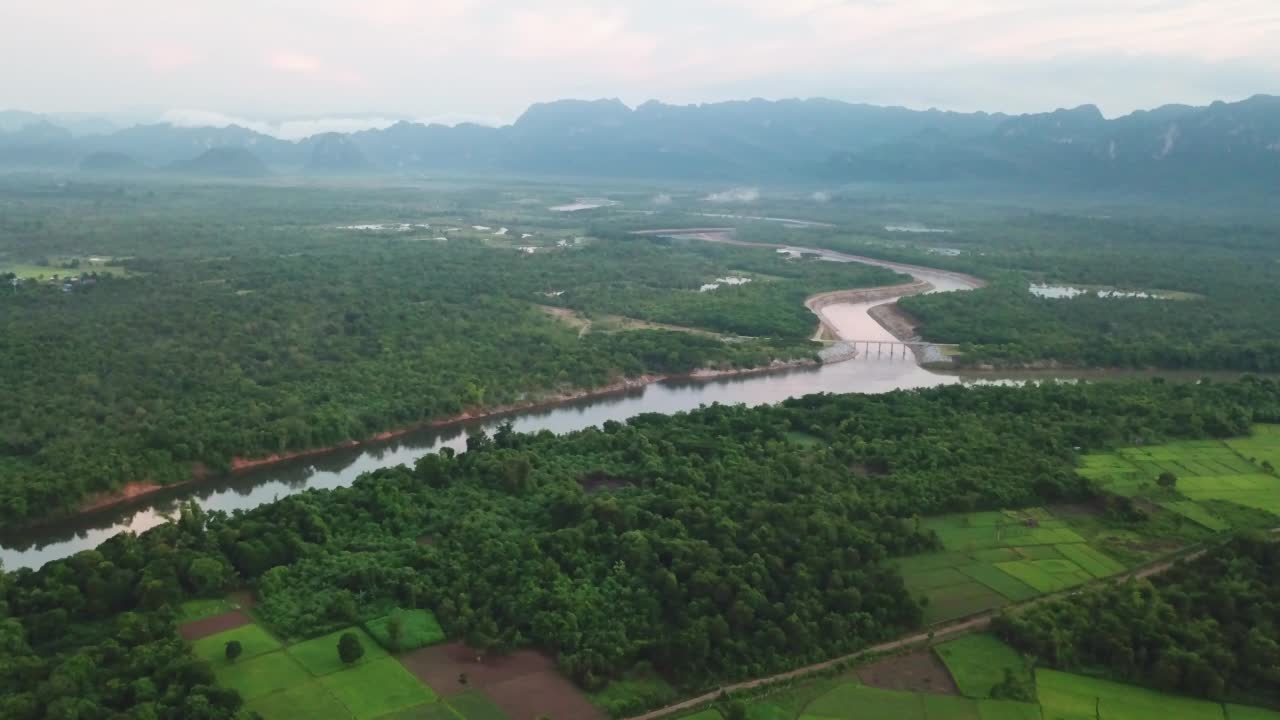 老挝康茂内马哈赛市的Xe Bang Fai河视频素材
