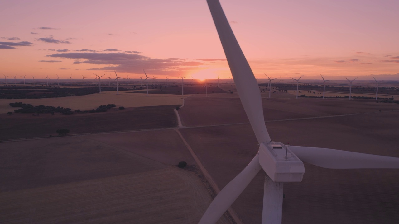 落日时分，从机舱(中心)到风力涡轮机农场的风车，可再生能源，风能，昆卡，西班牙视频素材