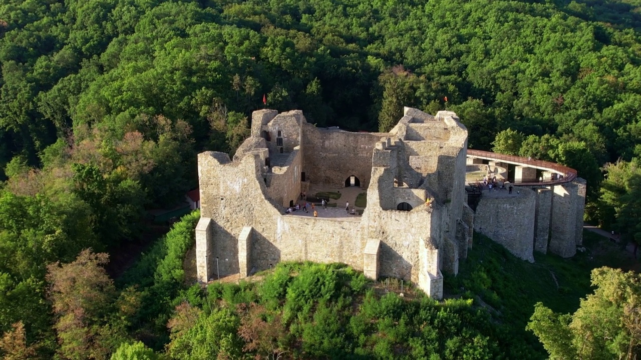 无人机俯瞰罗马尼亚塔古内姆特的内姆城堡。山顶上有游客的堡垒，四周是茂密的森林视频下载