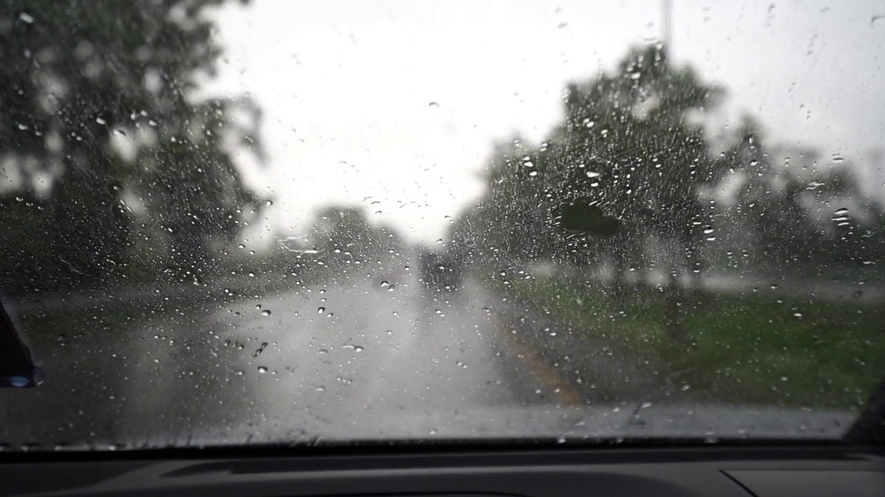 下雨时开车，刮雨刷视频素材