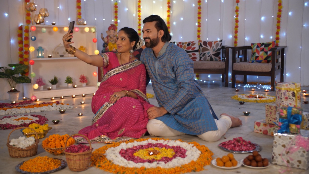 一对新婚夫妇在排灯节时间的广角镜头-印度节日，装饰的房子，花装饰，神圣的节日视频素材