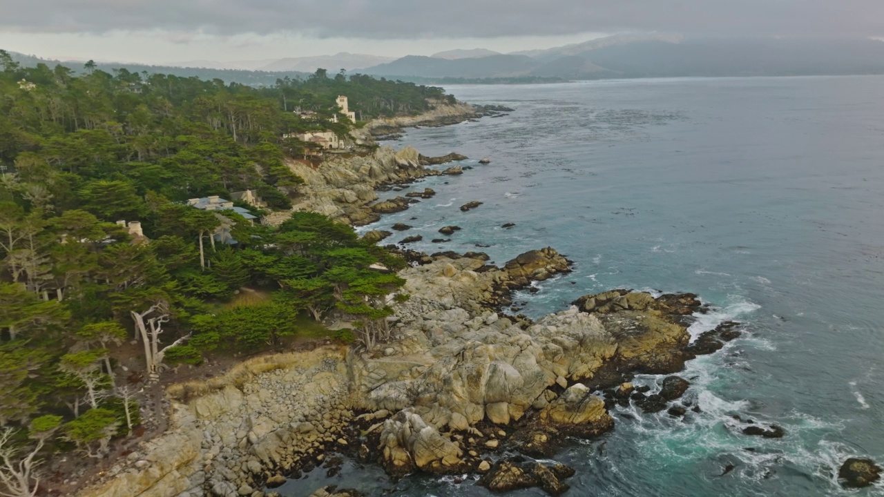 美国加利福尼亚州卡梅尔高地雄伟的岩石海岸线视频素材