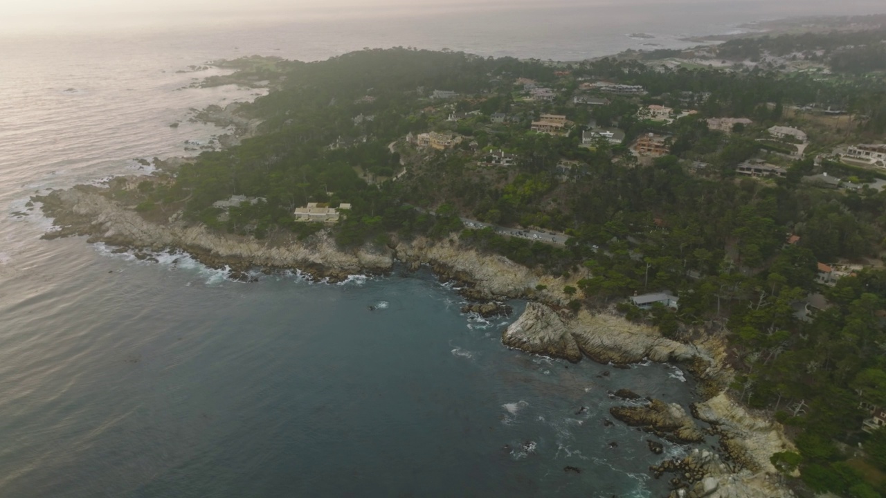 美国加利福尼亚州卡梅尔高地雄伟的岩石海岸线视频素材