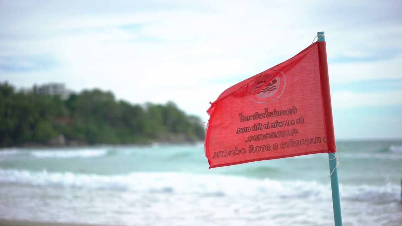 泰国普吉岛的危险海滩上悬挂着警告红旗视频素材
