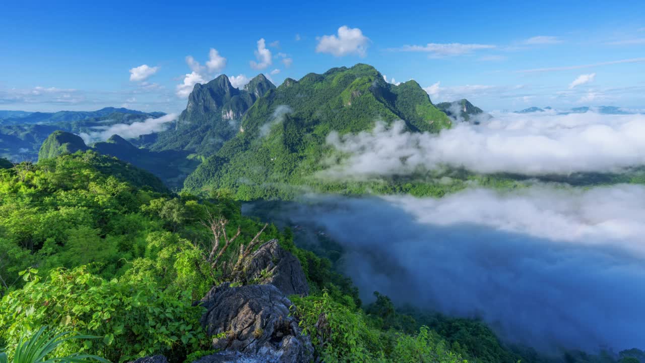 视频时间间隔4k，村庄覆盖在雾与波低云在Nong khiaw山谷，老挝视频下载