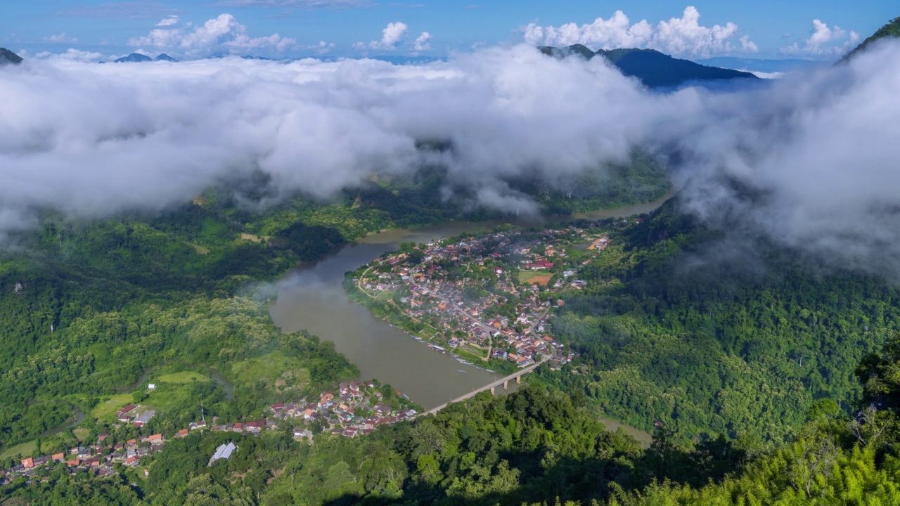 视频时间间隔4k，村庄覆盖在雾与波低云在Nong khiaw山谷，老挝视频下载