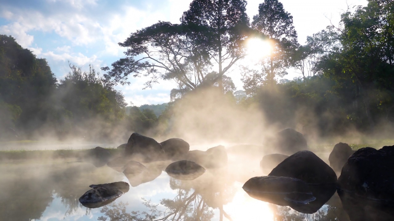清晨，泰国南邦省Mueang Pan区蔡松国家公园的温泉和阳光下的雾视频下载