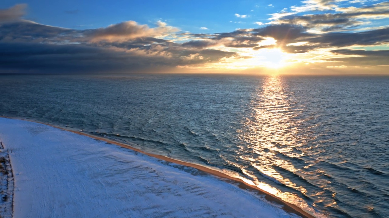 冬日波罗的海，日出时海尔半岛的雪滩视频素材