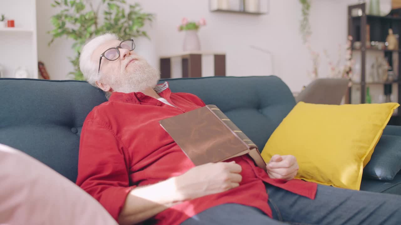 老男人看书时睡着了，感觉很累，积累了疲劳视频素材