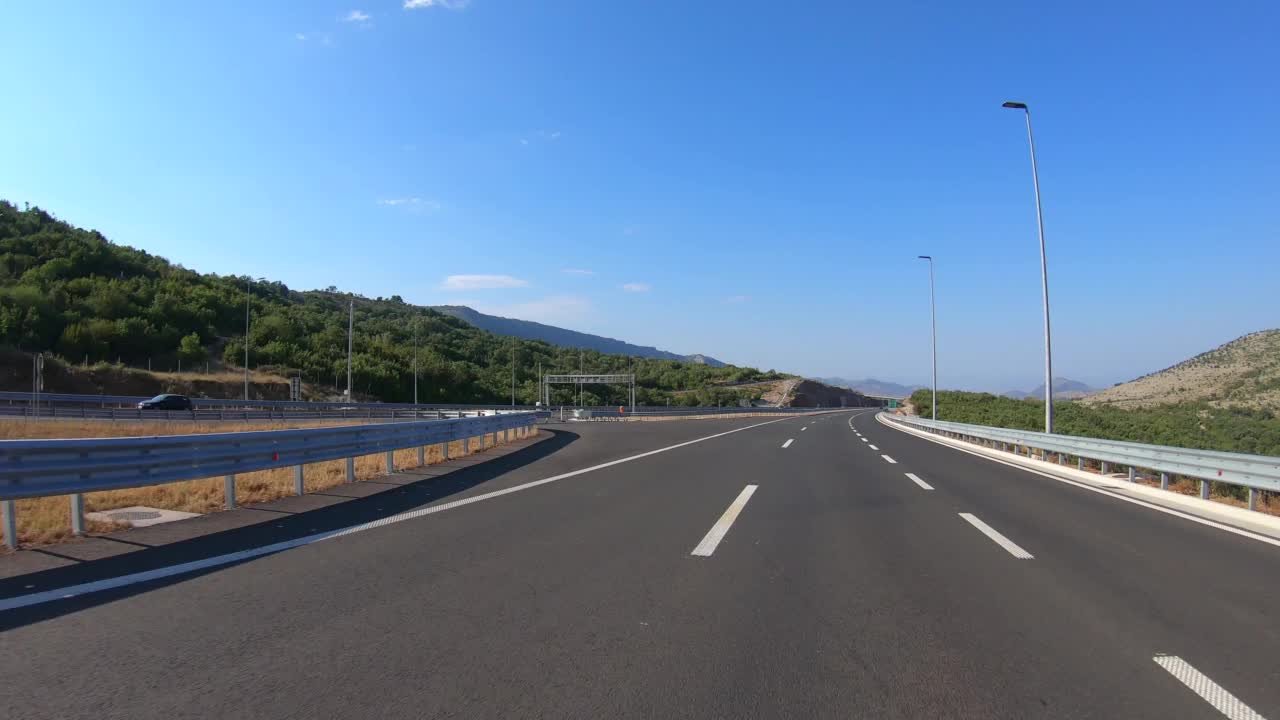 开车行驶在黑山的新公路上，时间流逝视频下载