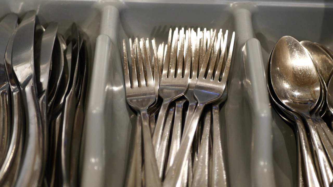 餐具，叉子，刀和勺子在抽屉里视频素材