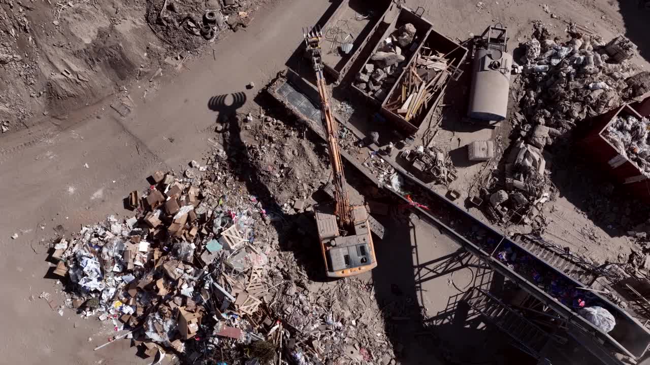 建筑废物堆填区。垃圾回收再利用。视频素材